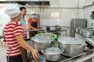 Nam Định: Kiểm tra việc thực hiện an toàn thực phẩm tại bếp ăn tập thể trường học