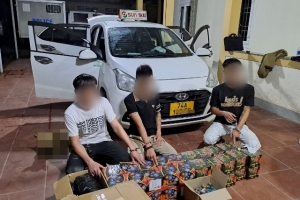 Quảng Trị: 3 nam thanh niên dùng taxi vận chuyển 40 hộp pháo nổ