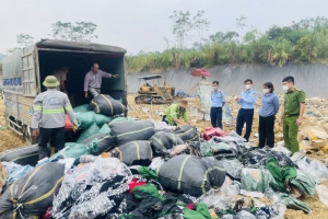 Tiêu huỷ lượng lớn hàng giả mạo nhãn hiệu, hàng nhập lậu không rõ nguồn gốc xuất xứ