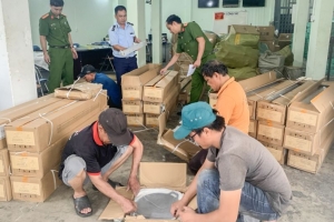 Phát hiện chiếc xe container chở hàng ngàn túi xách, nước hoa... không rõ nguồn gốc