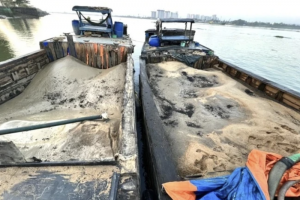 Bắt hai tàu hút cát trái phép trên sông Hồng