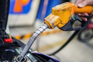 Giá xăng giảm cao nhất gần 600 đồng/lít