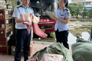 Khám xe ô tô khách hoán cải thành ô tô chở hàng, phát hiện hơn 6.000 sản phẩm vi phạm