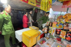 Công an TP. Vinh ra quân, thu giữ gần 5.000 sản phẩm bánh kẹo không rõ nguồn gốc, xuất xứ