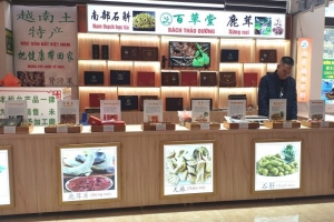 Lạng Sơn vào cuộc kiểm tra cơ sở bán hàng có dấu hiệu vi phạm tại bến xe Xuân Cương