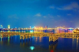 Sản phẩm mới về đêm trên cây cầu lâu đời nhất bắt qua trên sông Hàn