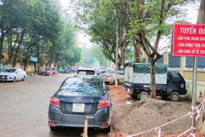Vĩnh Phúc: “nhếch nhác” hàng quán trước cổng bệnh viện Đa Khoa