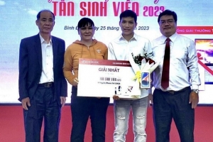 Bình Định: Ba tân sinh viên trúng giải thưởng của Agribank