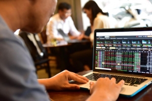 Giao dịch chứng khoán phiên sáng 28/12: HNG tiếp tục nóng, VHM vẫn đang thu hút sự chú ý
