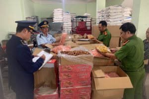 Tạm giữ gần 2,7 tấn bánh kẹo, mứt sấy không có hóa đơn chứng từ