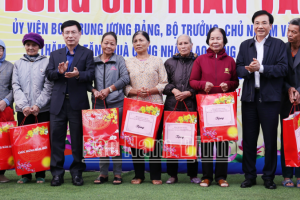 Bộ trưởng, Chủ nhiệm Văn phòng Chính Phủ Trần Văn Sơn thăm, tặng quà Tết cho công nhân, người lao động, gia đình chính sách tại tỉnh Nam Định
