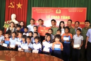 Công an tỉnh Đắk Nông trao tặng 175 thẻ bảo hiểm y tế cho học sinh dân tộc thiểu số
