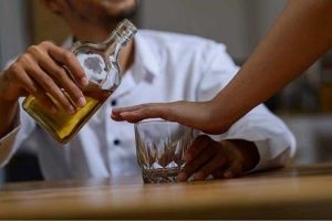Uống rượu khi trời lạnh nguy hiểm với người bệnh tăng huyết áp như thế nào?
