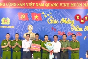Lãnh đạo quận Liên Chiểu thưởng "nóng" việc phá án thành công của lực lương Công an quận