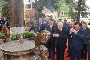 Tổng Bí thư Nguyễn Phú Trọng dâng hương tại Hoàng thành Thăng Long