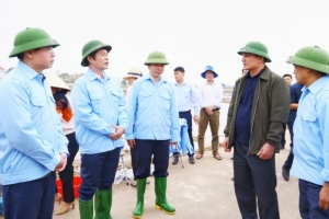 Phó Chủ tịch UBND tỉnh Vĩnh Phúc, Nguyễn Văn Khước xuống đồng, động viên nông dân sản xuất đầu xuân