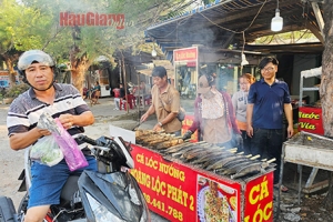 Hậu Giang: Cá lóc nướng hút hàng Ngày vía Thần Tài