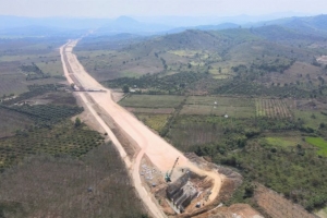 Thi công nền đường công vụ tuyến cao tốc Khánh Hòa - Buôn Ma Thuột đoạn qua huyện Ea Kar đạt 76%