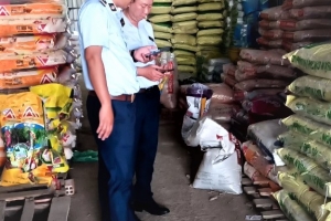 Tiền Giang phát hiện 2 hộ kinh doanh phân bón không đảm bảo chất lượng, vi phạm nhãn mác