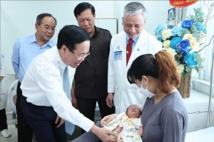 Chủ tịch nước Võ Văn Thưởng thăm, động viên y, bác sĩ Bệnh viện Nhi đồng 1