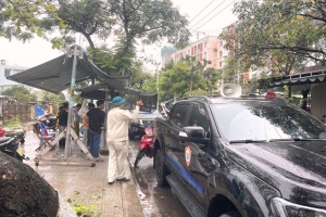 Lực lượng chức năng ra quân lập lại trật tự an toàn giao thông khu vực chợ Nam Ô