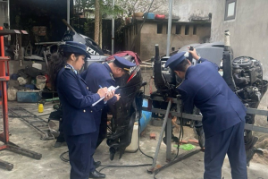 Thu giữ lô hàng máy thủy và xuồng nghi nhập lậu