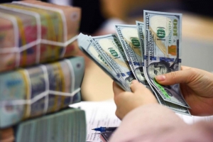 Giá USD "chợ đen" tăng phi mã, cao hơn ngân hàng 1.000 đồng