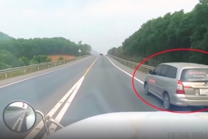 Phạt tiền, tước bằng 2 tháng với lái xe vượt ẩu trên cao tốc Cam Lộ-La Sơn