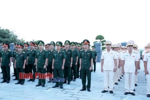 Viếng Nghĩa trang Liệt sỹ kỷ niệm 49 năm giải phóng Bình Phước