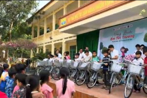 Chương trình “Nâng bước em tới trường” trao quà cho học sinh nghèo vượt khó huyện vùng cao Thanh Hóa