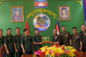 Bộ đội Biên phòng tỉnh An Giang chúc Tết Chol Chnam Thmay lực lượng vũ trang Vương quốc Campuchia