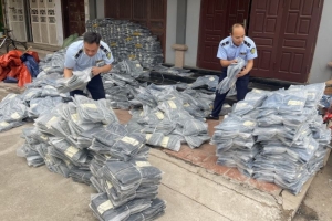 Vĩnh Phúc tạm giữ gần 3.000 sản phẩm quần áo nhập lậu