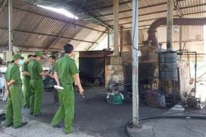 Bình Thuận: Đột kích điểm tái chế nhớt thải trái phép nằm sâu trong rừng tràm