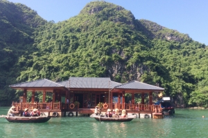 Tạm dừng đón khách tham quan Trung tâm Văn hoá nổi Cửa Vạn