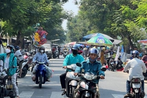Vì sao tình trạng buôn bán hàng rong bên ngoài chợ Nam Ô ngày chủ nhật vẫn tồn tại?