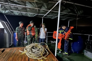 Quảng Ninh: Cứu hộ thành công 10 ngư dân gặp nạn trên biển