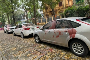 Bắt 4 đối tượng tạt sơn vào nhiều ô tô ở Hà Nội