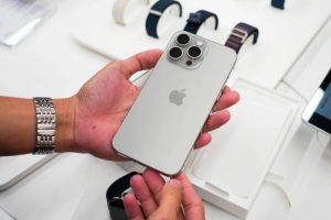 Doanh số iPhone của Apple giảm mạnh do sự cạnh tranh gay gắt từ đối thủ