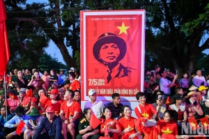 [Ảnh] Phố phường Điện Biên Phủ đông kín người chờ đón lễ diễu binh, diễu hành