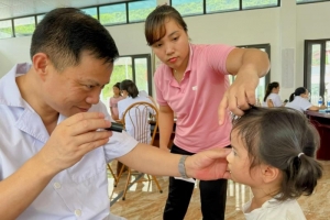 Bệnh viện Mắt Hải Phòng khám mắt miễn phí cho người dân xã Việt Hải, huyện Cát Hải