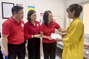 Chủ tịch Hội Chữ thập đỏ Việt Nam thăm hỏi nạn nhân vụ cháy nhà trọ tại Trung Kính