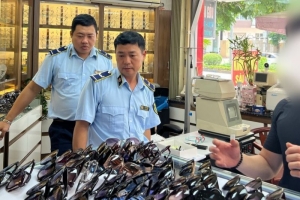 Thu giữ hàng trăm sản phẩm kính mắt vi phạm kinh doanh