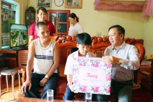 Lãnh đạo UBND huyện Thuỷ Nguyên thăm, tặng quà nhân ngày Quốc tế Thiếu nhi