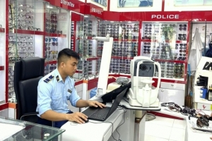 Phát hiện nhiều kính mắt thời trang có dấu hiệu giả mạo nhãn hiệu
