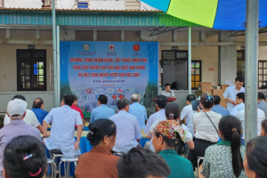 Khám, cấp thuốc miễn phí và tặng quà cho 420 người với tổng trị giá trên 300 triệu đồng