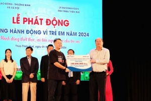 100 học sinh có hoàn cảnh khó khăn tại Huế nhận học bổng từ Home Credit