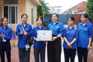 Thăm, tặng quà các đội tình nguyện, thí sinh trong chương trình “Tiếp sức mùa thi” năm 2024