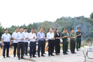 Bí thư Tỉnh ủy Quảng Ninh dâng hương tại Đài tưởng niệm liệt sỹ
