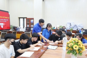Thanh niên tình nguyện hỗ trợ người dân thực hiện dịch vụ công trực tuyến và giải quyết thủ tục hành chính