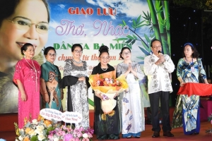 Giới thiệu: Tác giả- tác phẩm: Nữ sỹ Vạn Lộc và chương trình giao lưu thơ, nhạc dân ca ba miền